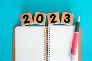 Feuille blanche de carnet pour inscrire ses résolutions pour 2023.